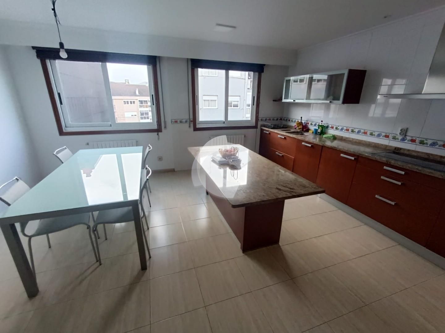 Küche von Einfamilien-Reihenhaus miete in Ourense Capital  mit Privatgarten