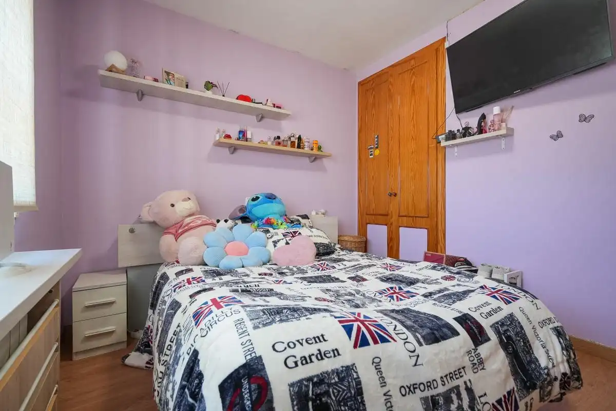 Habitación de Casa adosada en venta en Pioz con Aire acondicionado, Calefacción y Jardín privado