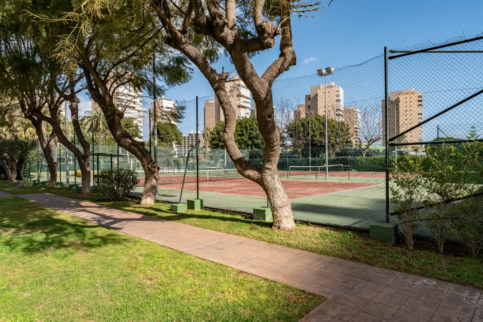 Jardí de Casa adosada en venda en Torremolinos amb Aire condicionat, Terrassa i Moblat