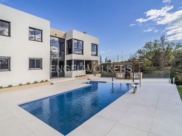 House with balcony for sale in Embajador