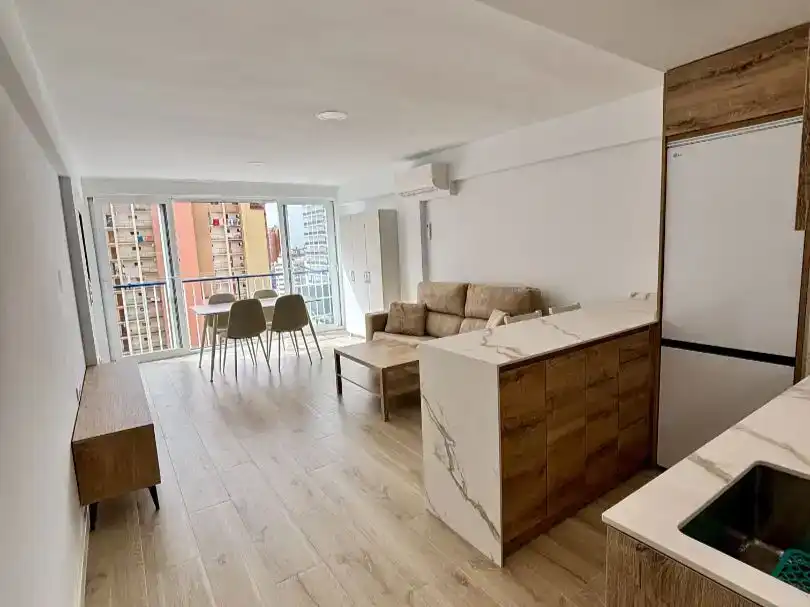 Wohnzimmer von Wohnung zur Miete in Benidorm mit Klimaanlage, Parkett und Schwimmbad