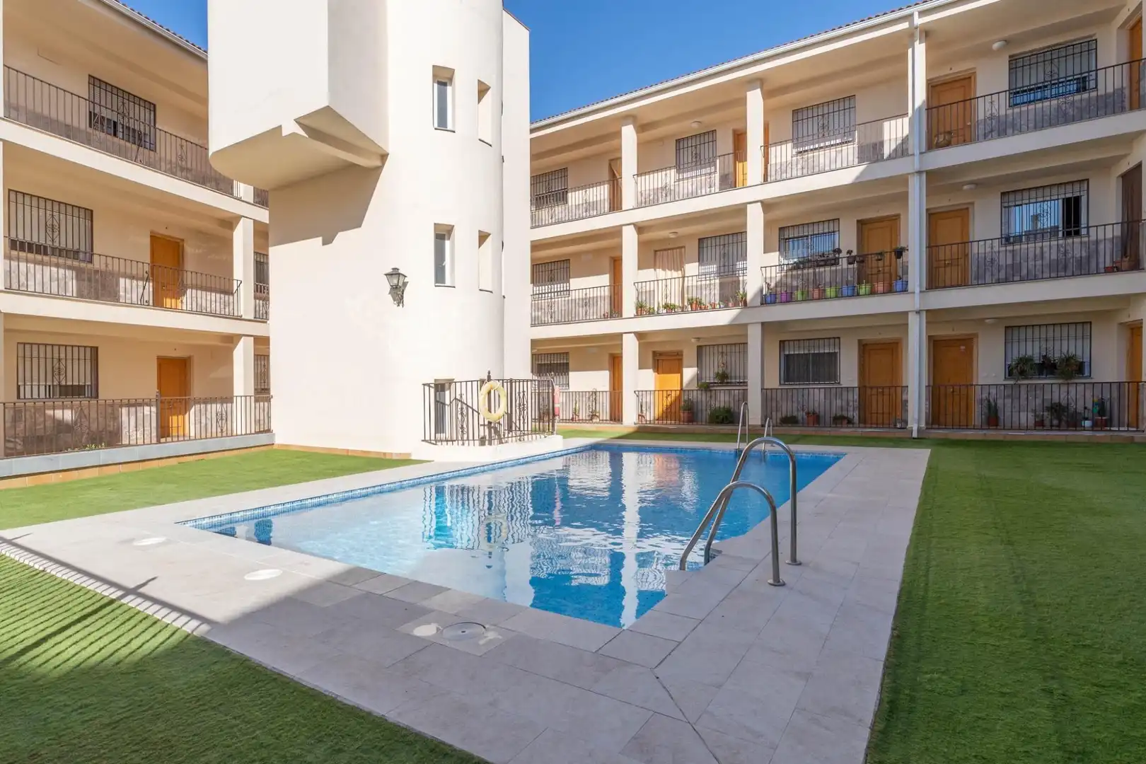 Piscina de Pis en venda en Churriana de la Vega amb Piscina comunitària