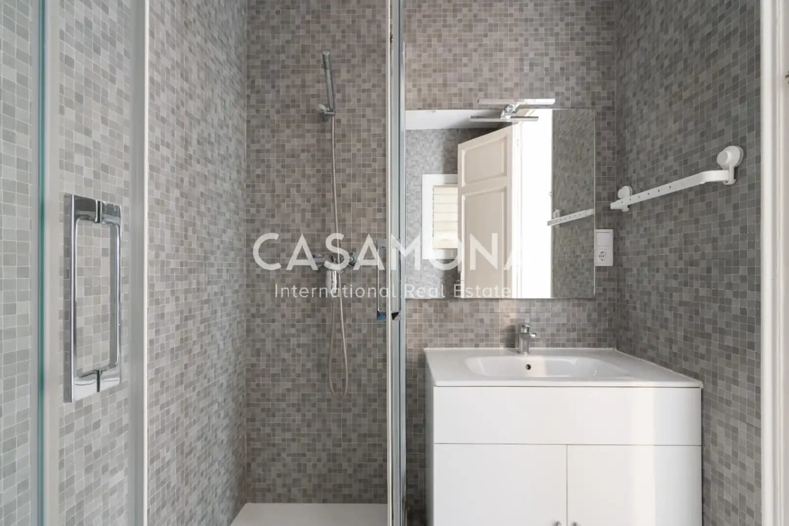 Bathroom of Apartments for rent in Barcelona  with Air Conditioner, Heating and Terrace