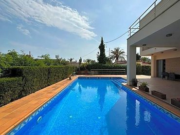 Casa amb piscina en venda a Alcanar