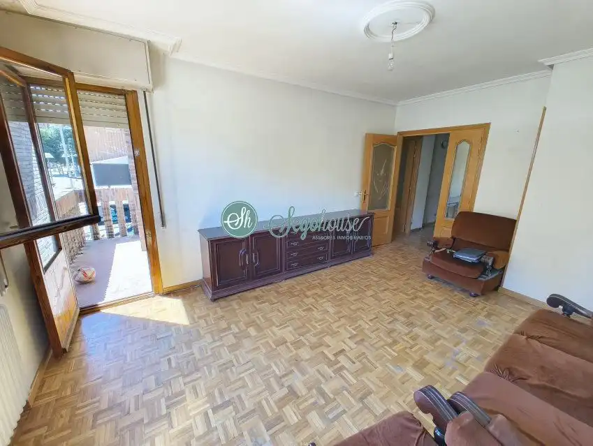 Sala de estar de Piso en venta en Segovia con Calefacción, Parquet y Trastero