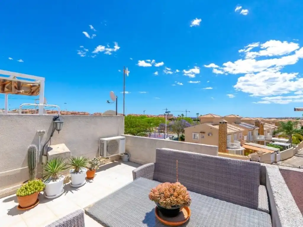 Terrasse von Einfamilien-Reihenhaus zum Verkauf in Torrevieja mit Klimaanlage, Privatgarten und Schwimmbad