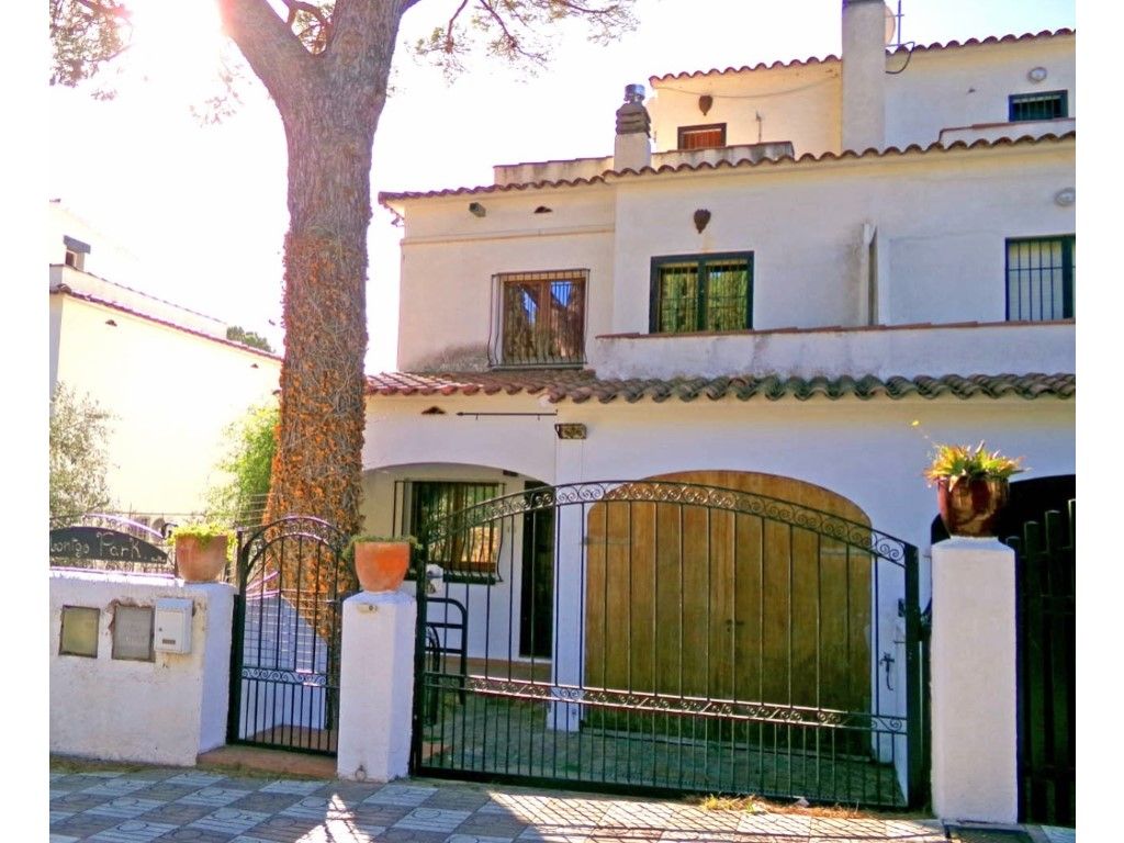 Vista exterior de Casa o xalet en venda en L'Escala amb Aire condicionat i Piscina comunitària