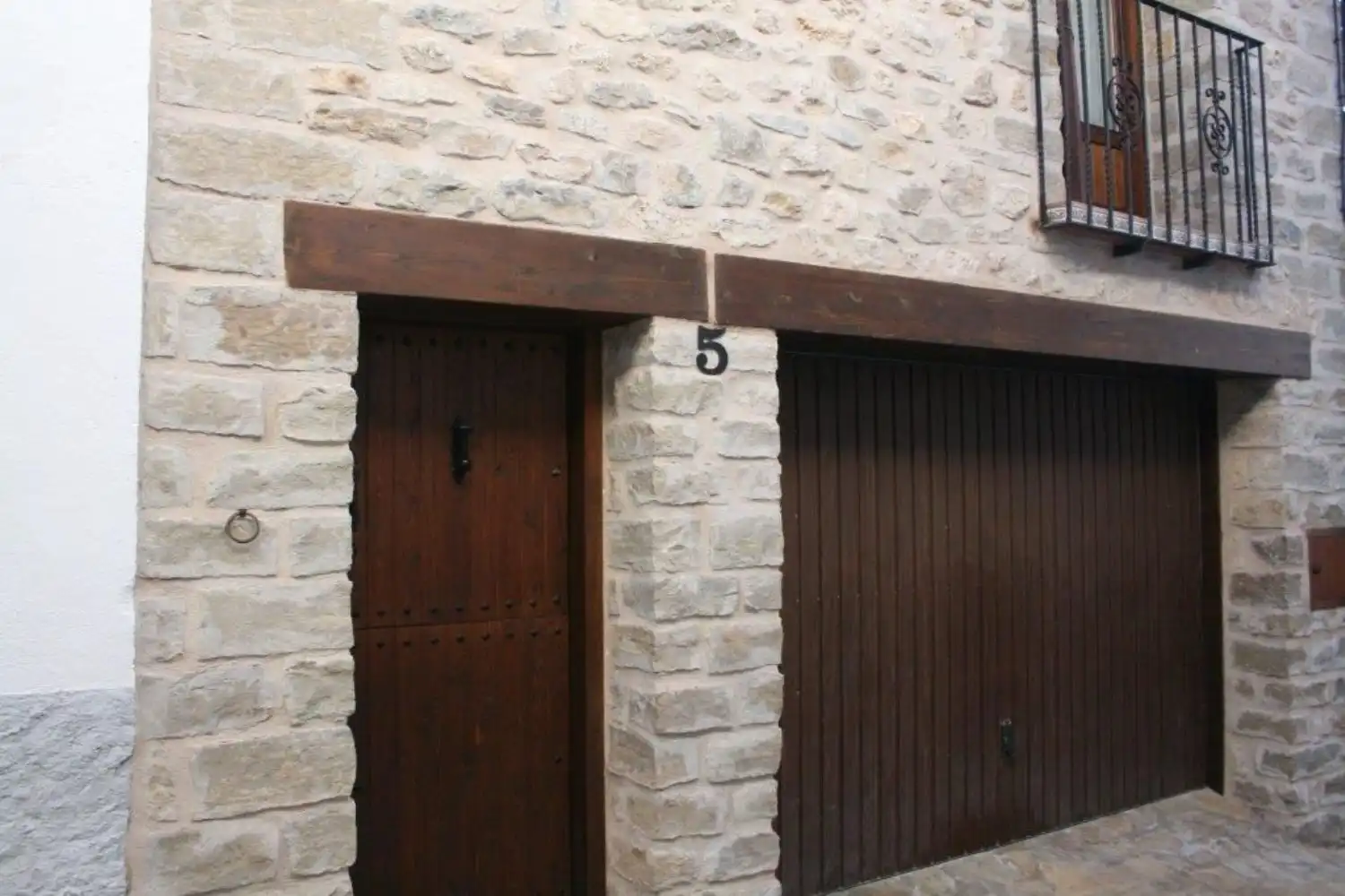 Außenansicht von Einfamilien-Reihenhaus zum Verkauf in Morella mit Terrasse, Abstellraum und Möbliert