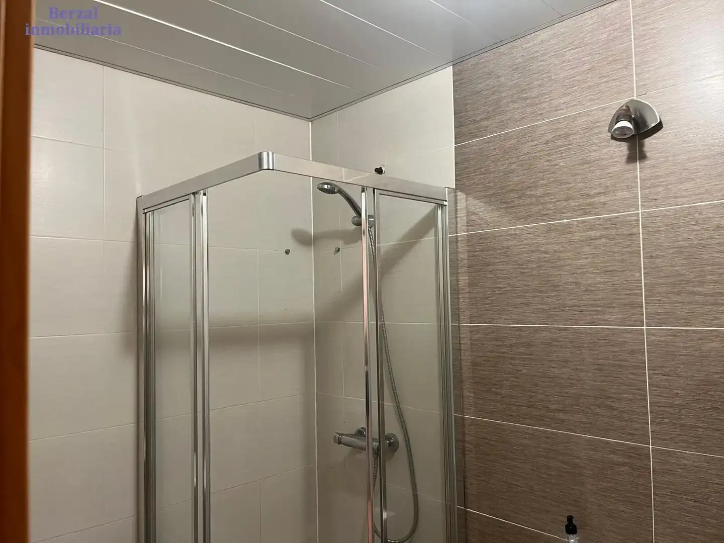 Badezimmer von Erdgeschoss zum Verkauf in Lardero mit Heizung, Privatgarten und Gemeinschaftspool
