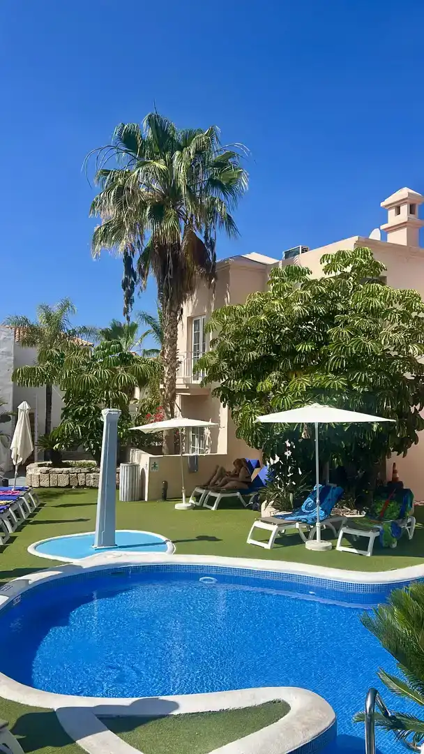 Vista exterior de Piso de alquiler en Adeje con Aire acondicionado, Jardín privado y Piscina