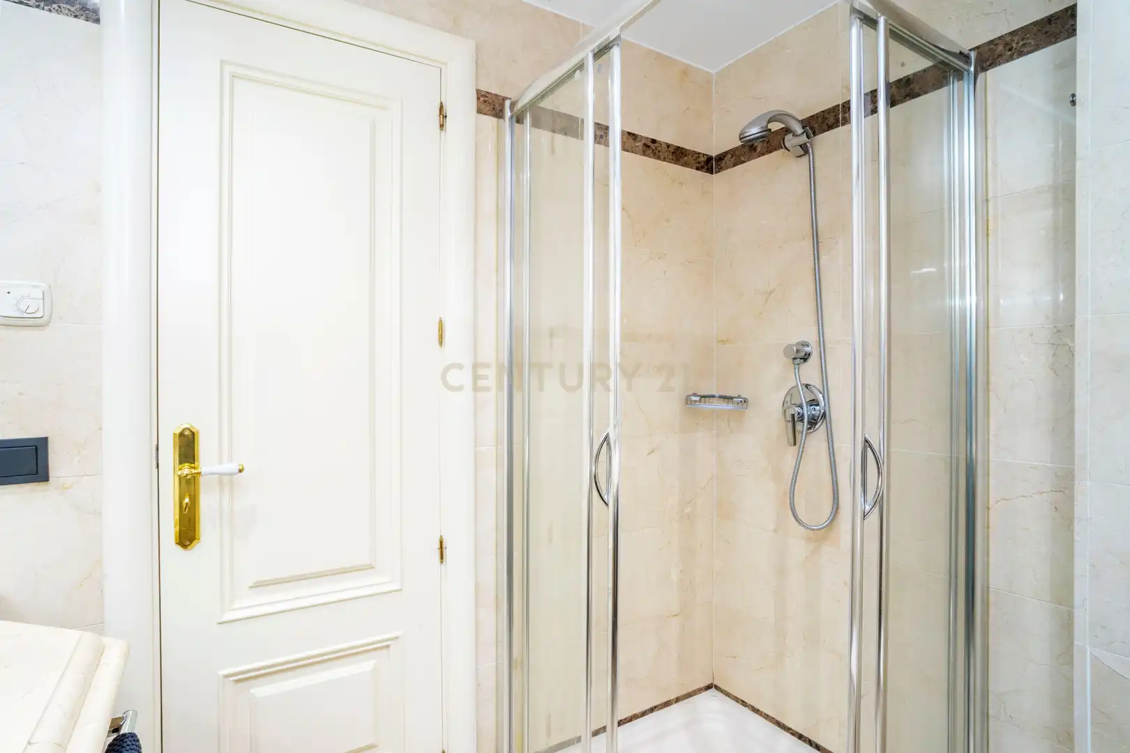 Badezimmer von Wohnungen zum Verkauf in Marbella mit Klimaanlage, Privatgarten und Ofen