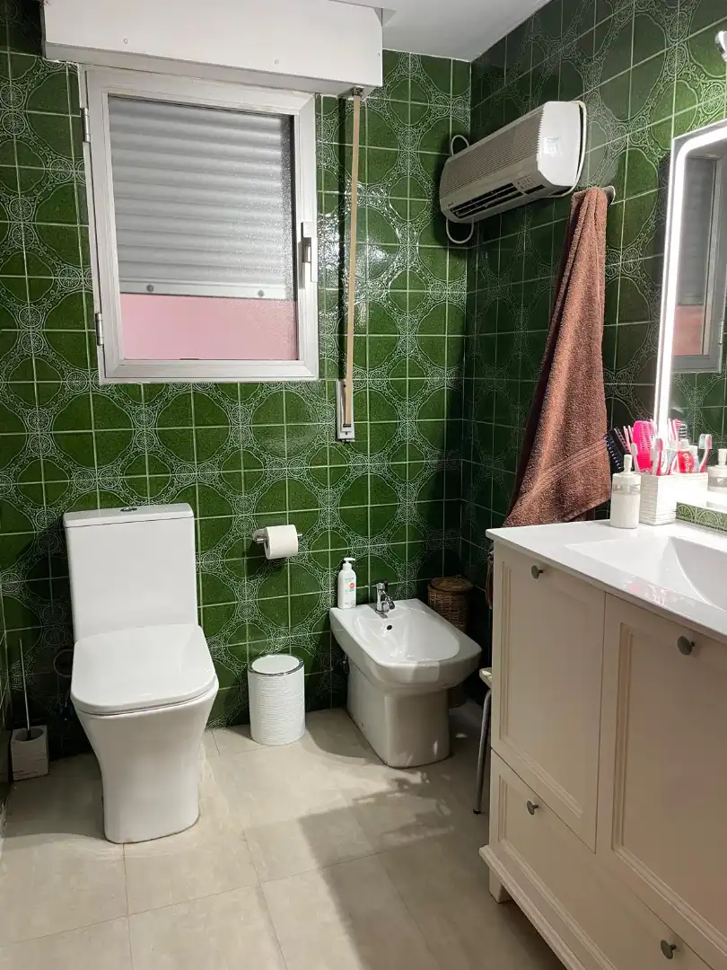 Bathroom of Flat for sale in Córdoba  with Air Conditioner, Heating and Storage room