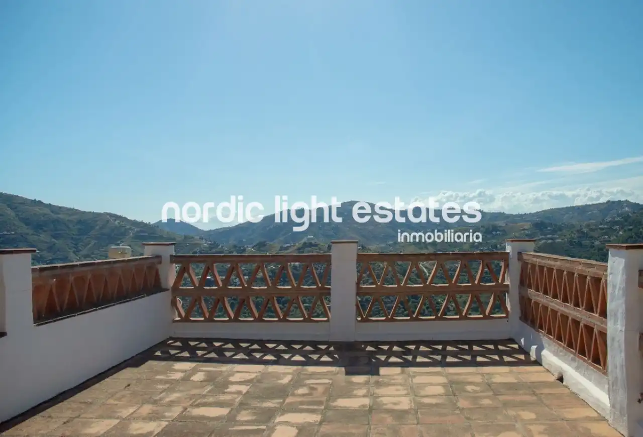 Vista exterior de Casa o chalet en venta en Frigiliana con Terraza, Piscina y Amueblado