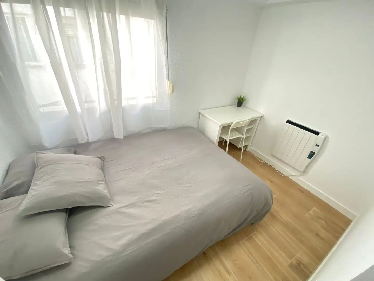 Room in Avenida de la Albufera, 143, Numancia