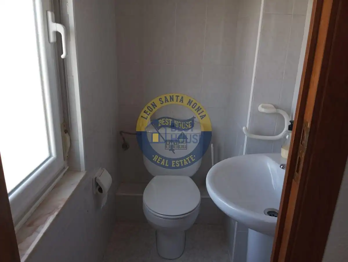 Bathroom of Houses for sale in Garrafe de Torío  with Heating, Parquet flooring and Terrace