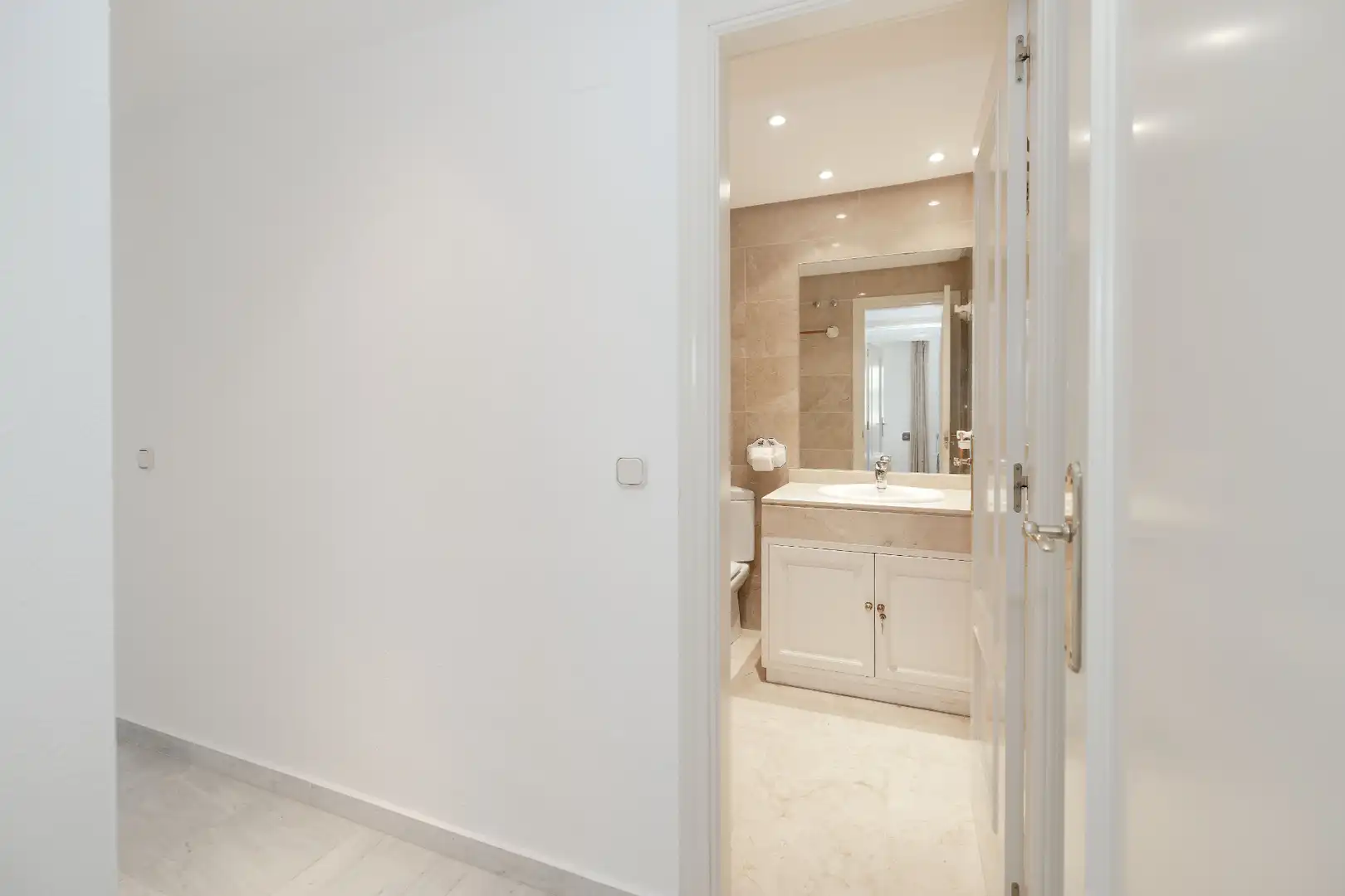 Bathroom of Flat for sale in Marbella  with Air Conditioner, Heating and Terrace