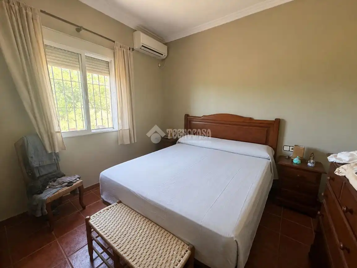 Schlafzimmer von Country house zum Verkauf in Arahal mit Klimaanlage, Heizung und Balkon
