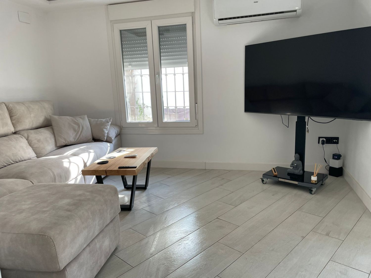 Sala d'estar de Casa adosada en venda en Torremolinos amb Aire condicionat i Terrassa