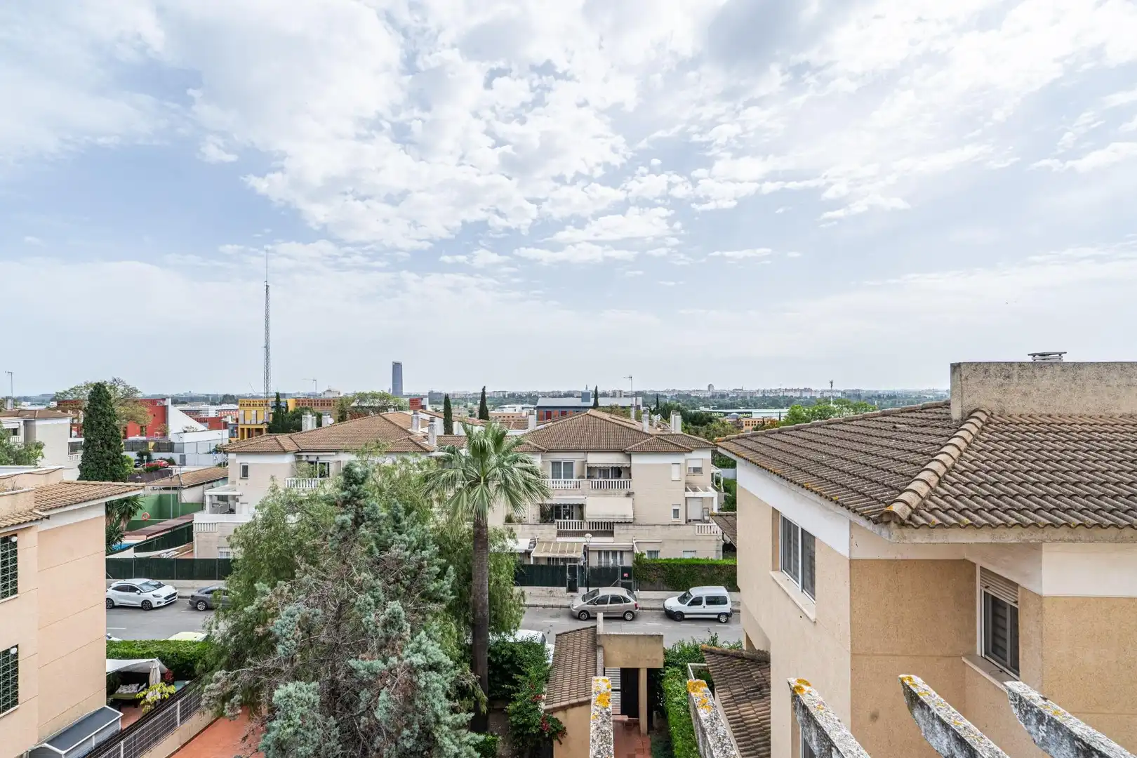 Vista exterior de Ático en venta en Tomares con Terraza y Piscina comunitaria