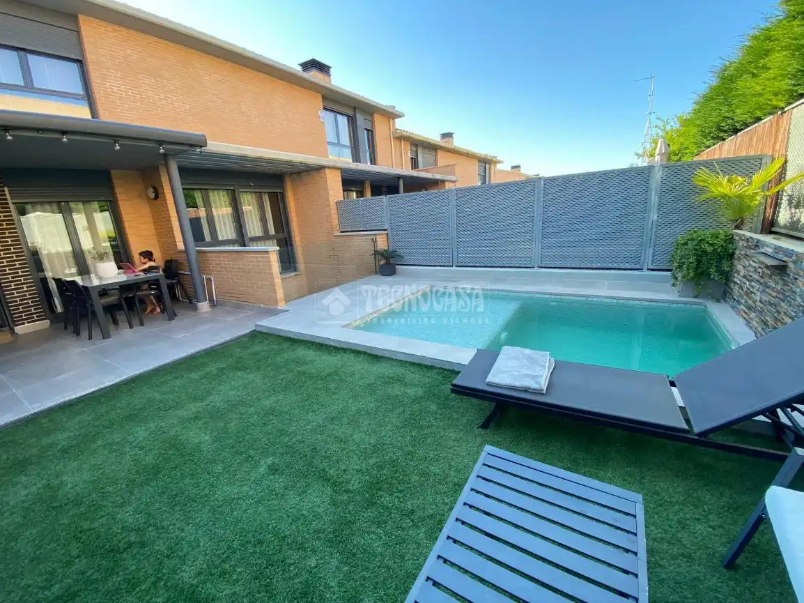 Piscina de Casa adosada en venta en Cuarte de Huerva con Aire acondicionado y Calefacción