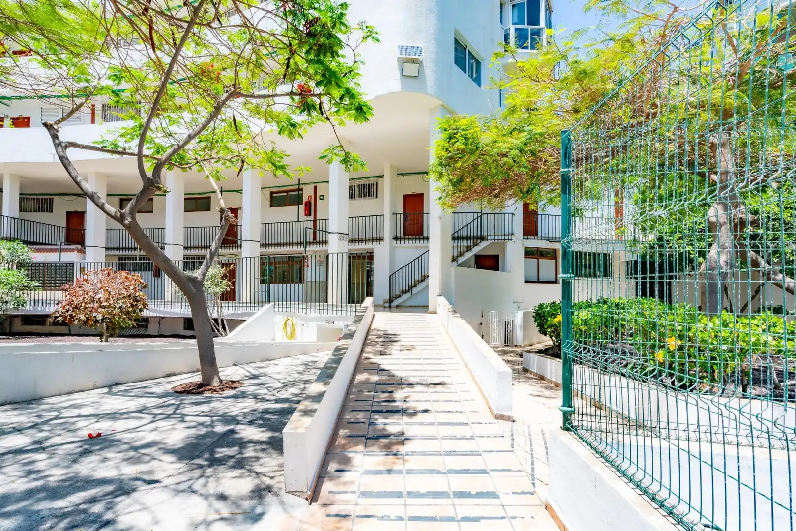 Vista exterior de Pis en venda en Adeje amb Piscina comunitària
