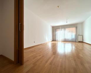 Living room of Flat for sale in Girona Capital  with Air Conditioner, Heating and Parquet flooring