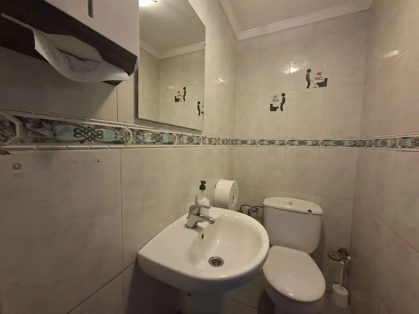 Badezimmer von Geschaftsraum zur Miete in Algarrobo mit Möbliert