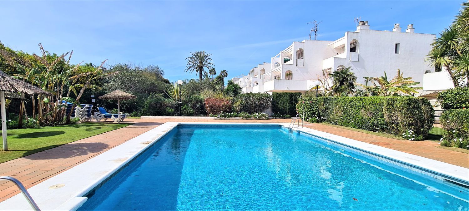 Piscina de Apartamento en venta en Sotogrande con Aire acondicionado, Calefacción y Terraza