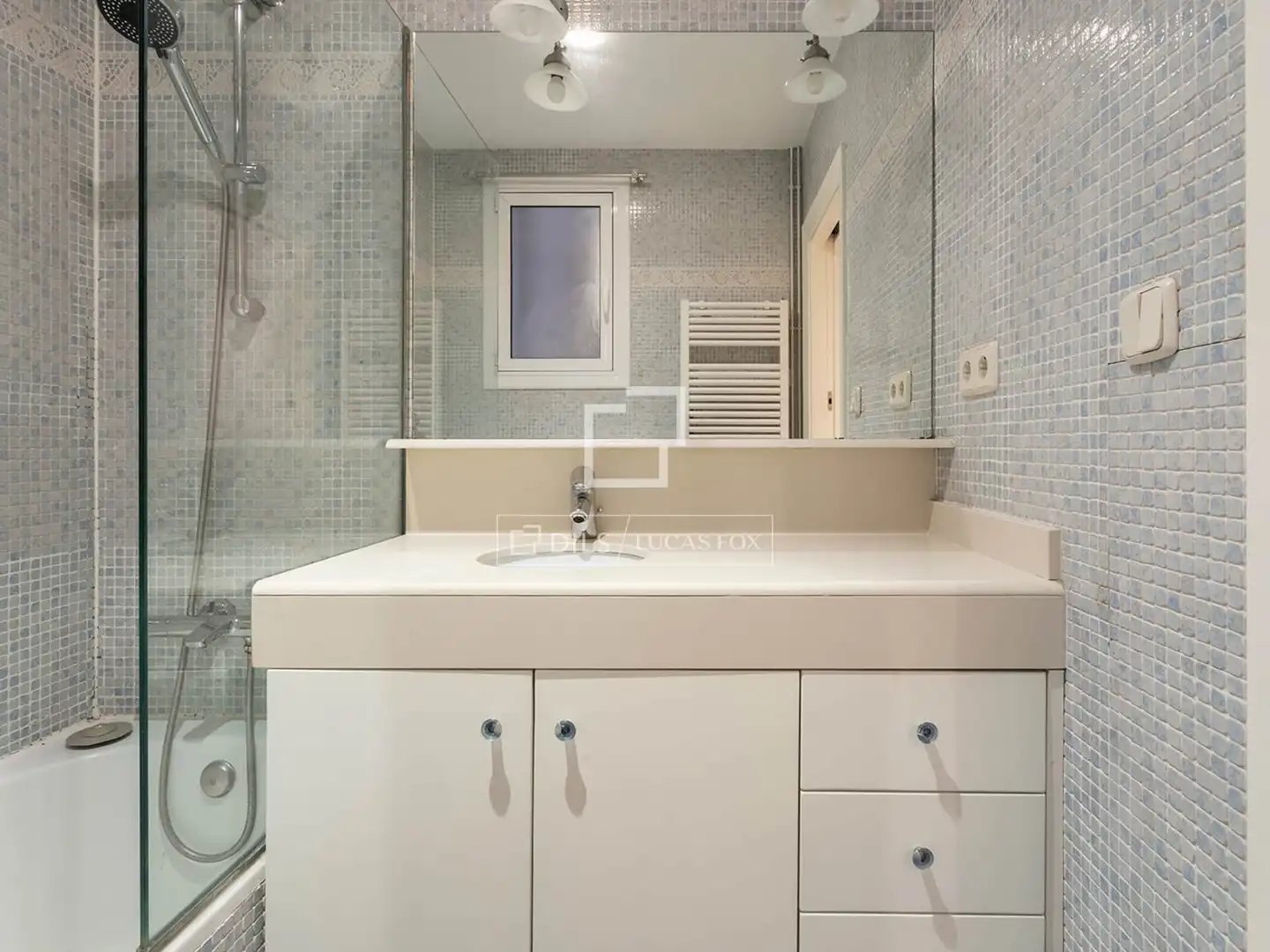 Badezimmer von Wohnung zum Verkauf in Barcelona mit Klimaanlage und Heizung