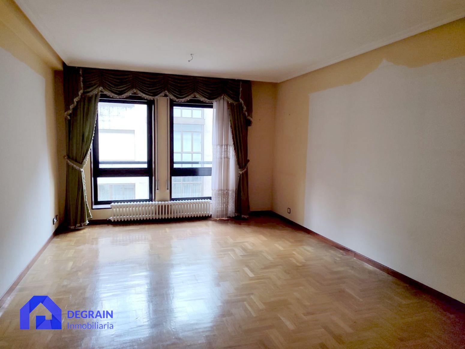 Sala d'estar de Pis en venda en Oviedo  amb Calefacció i Traster