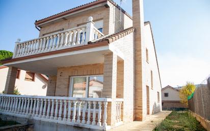 Vista exterior de Casa o xalet en venda en Pelayos de la Presa amb Terrassa