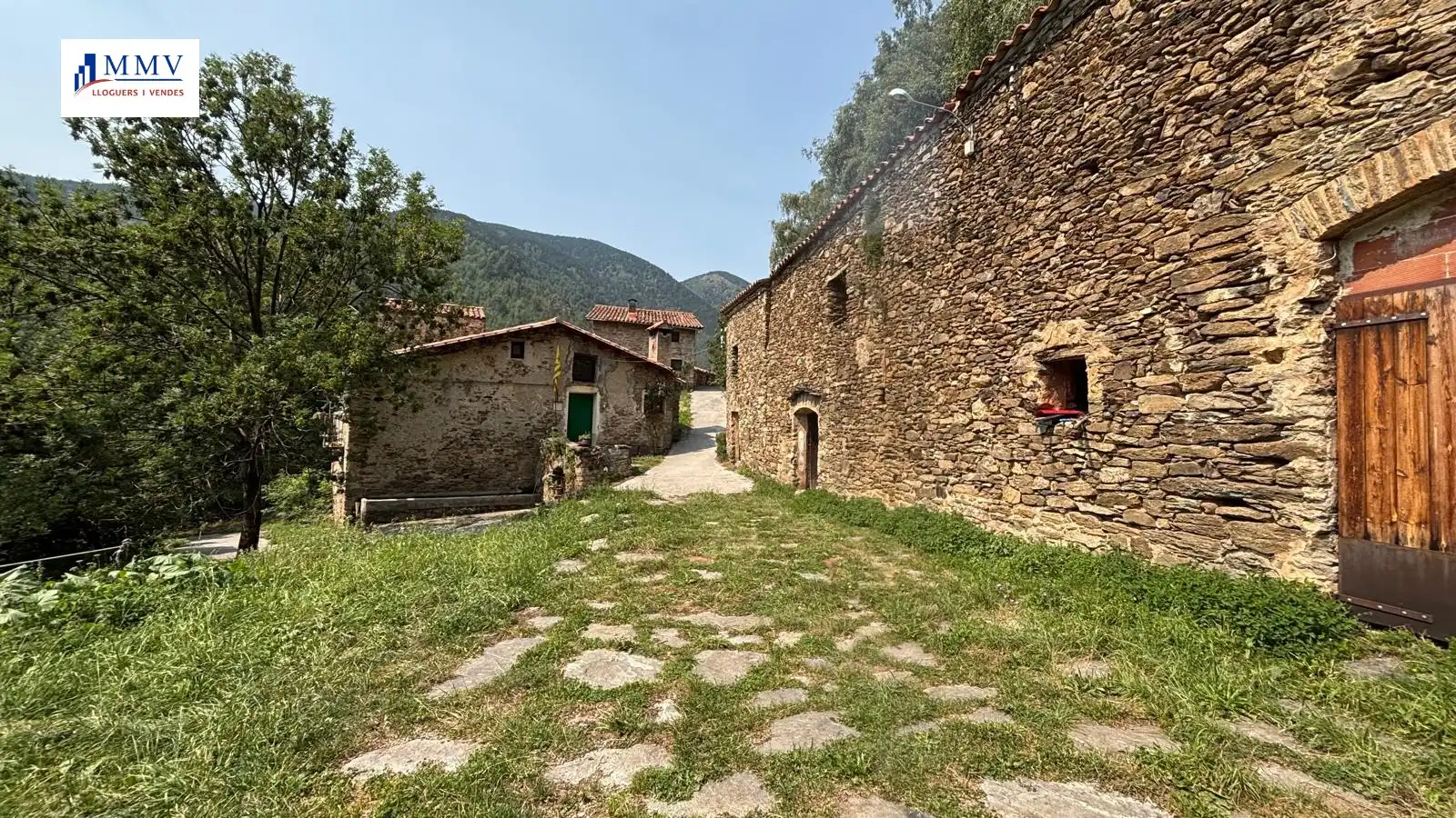 Vista exterior de Finca rústica en venda en Vilallonga de Ter amb Jardí privat i Moblat