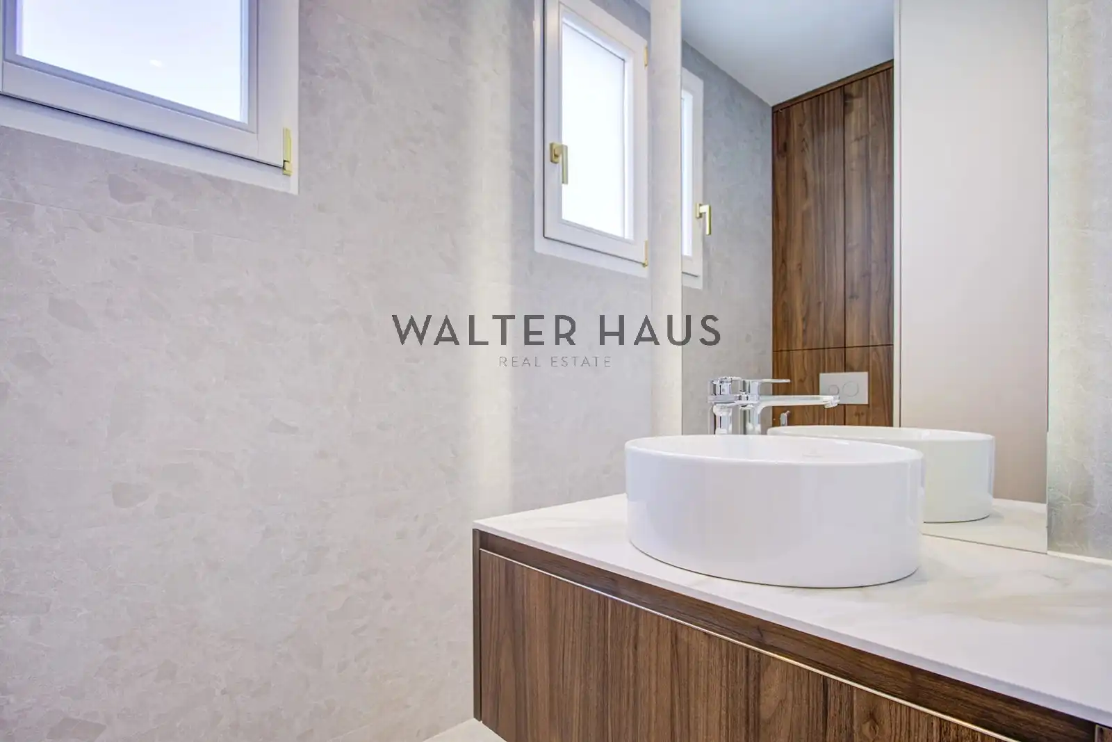 Badezimmer von Wohnung zum Verkauf in Barcelona mit Klimaanlage und Heizung