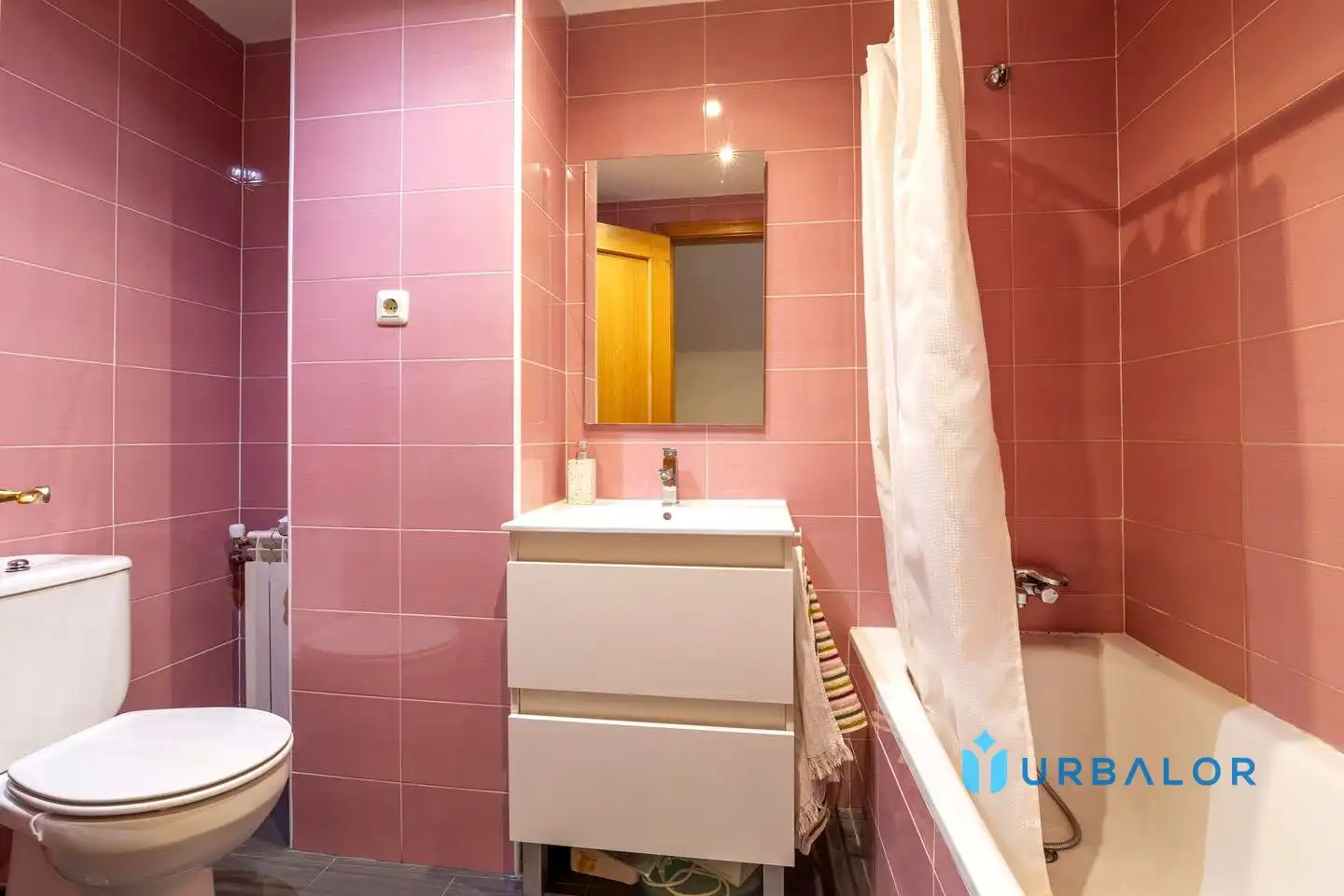 Bathroom of Flat for sale in Alcorcón  with Air Conditioner, Heating and Parquet flooring