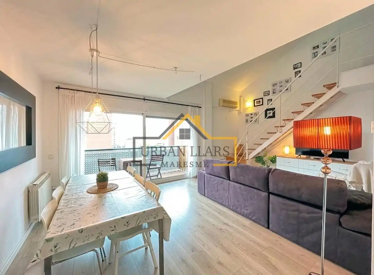 Wohnzimmer von Dachboden zum Verkauf in Mataró mit Klimaanlage, Heizung und Parkett
