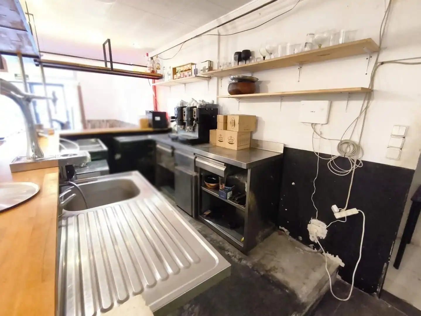 Business premises for transfer in Sants - Montjuïc, imagen 3