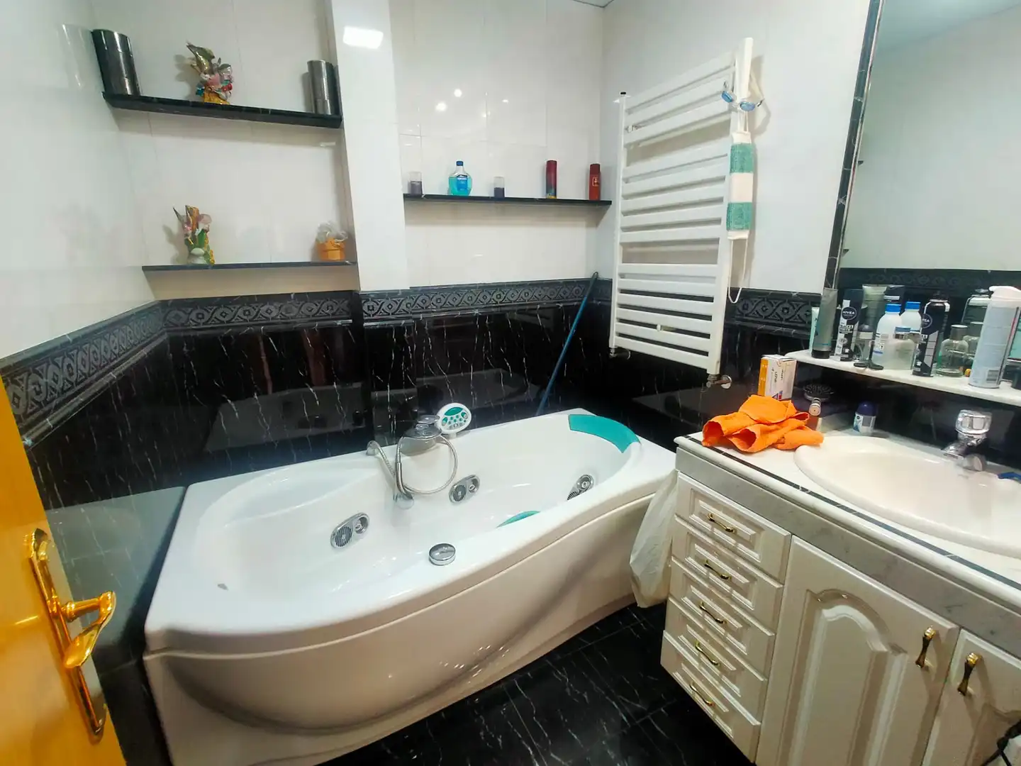 Badezimmer von Einfamilien-Reihenhaus zum Verkauf in Sabadell mit Klimaanlage, Heizung und Terrasse