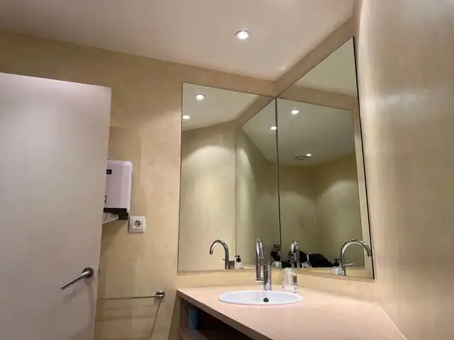 Baño de Local de alquiler en Esplugues de Llobregat con Aire acondicionado, Calefacción y Amueblado