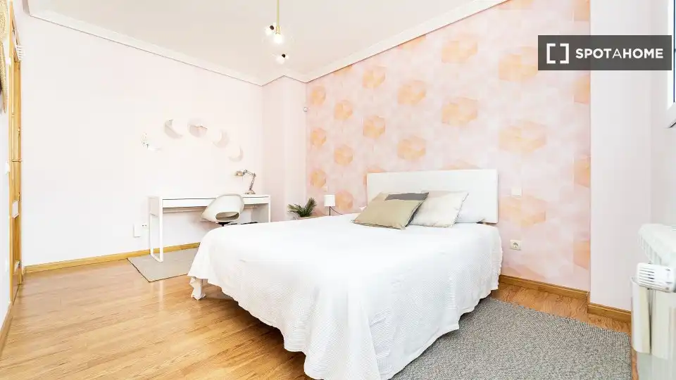 Bedroom of Flat for share in Sevilla la Nueva  with Air Conditioner, Heating and Furnished
