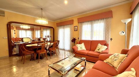 Descubre este encantador chalet independiente en Pedreguer, ideal para disfrutar de la vida en un entorno tranquilo y acogedor! Co