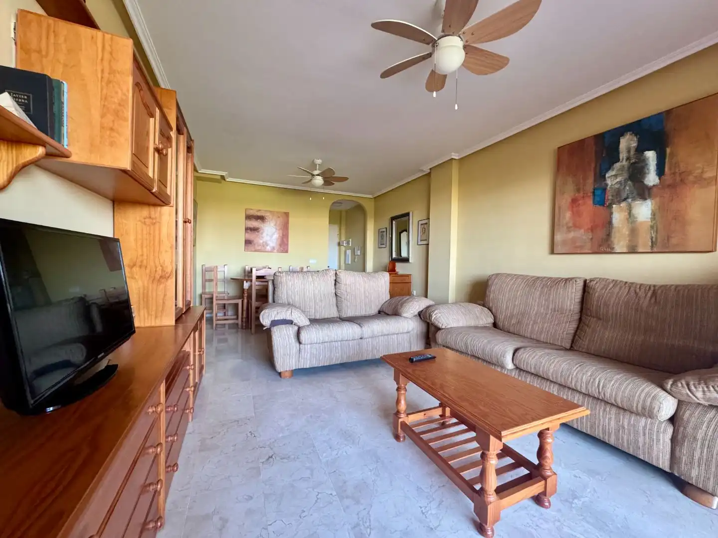 Wohnzimmer von Wohnung zum Verkauf in Roquetas de Mar mit Klimaanlage, Terrasse und Schwimmbad