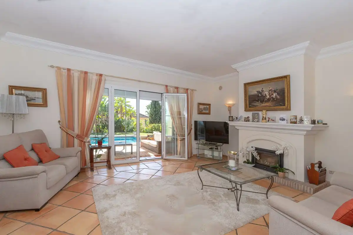 House with pool for sale in Elviria - Cabopino, imagen 3