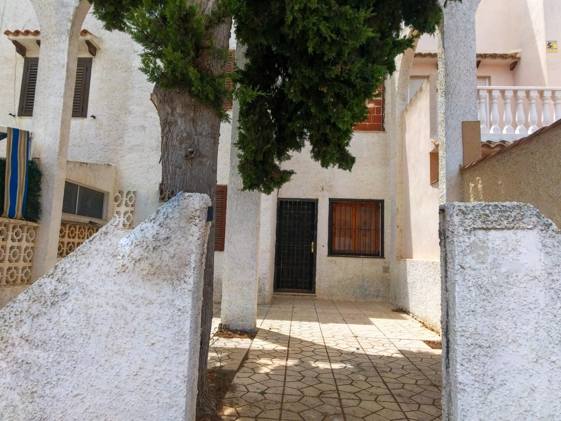 Vista exterior de Casa o xalet en venda en Torrevieja amb Terrassa