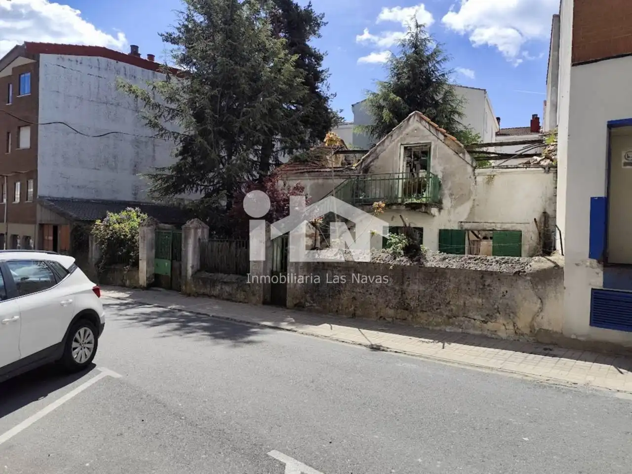 Vista exterior de Casa o xalet en venda en Las Navas del Marqués  amb Jardí privat