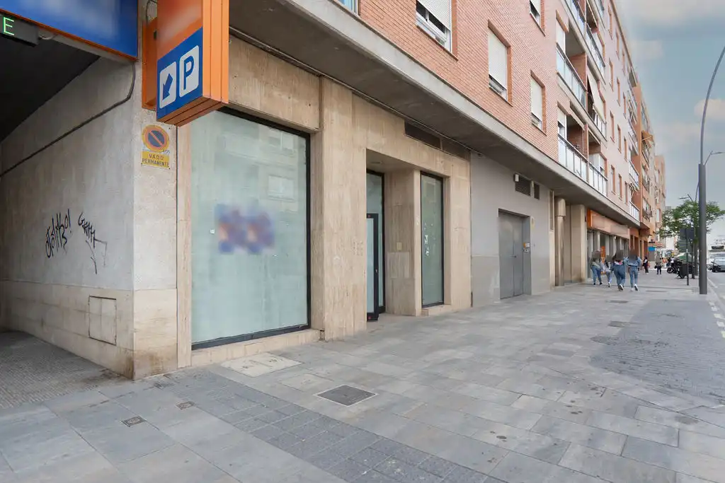 Local comercial de lloguer a C/ Jerónimo Santa Fe