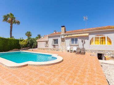 Chalet con piscina en venta en Ciudad Quesada