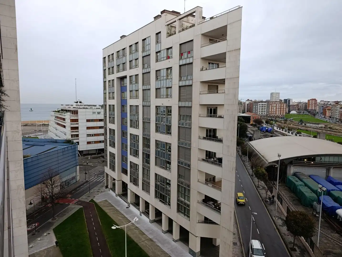 Vista exterior de Pis en venda en Gijón  amb Terrassa, Traster i Moblat