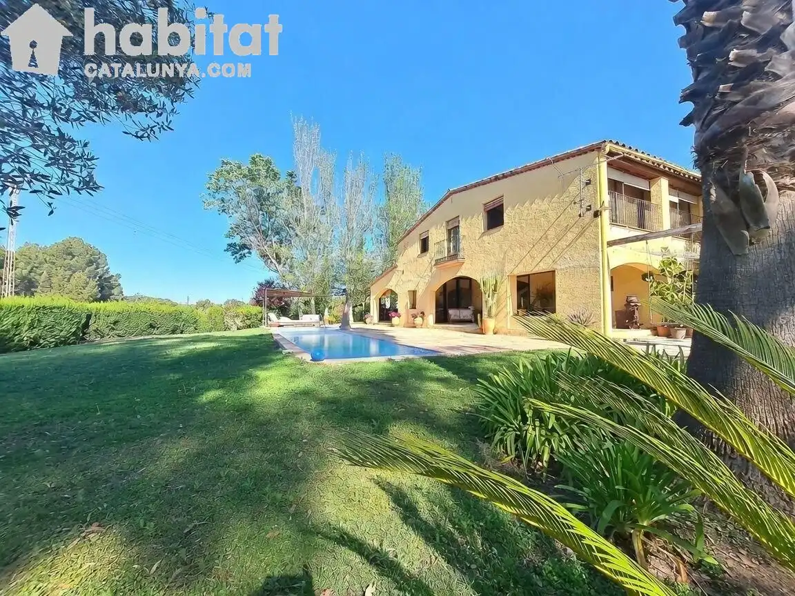 Vista exterior de Casa o chalet en venta en Sant Esteve Sesrovires con Aire acondicionado, Calefacción y Jardín privado