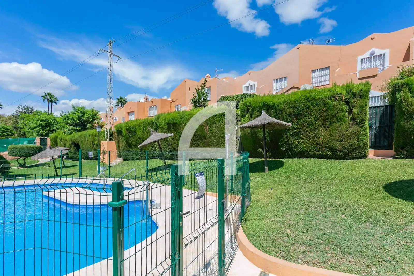 Außenansicht von Einfamilien-Reihenhaus zum Verkauf in Estepona mit Heizung, Terrasse und Schwimmbad