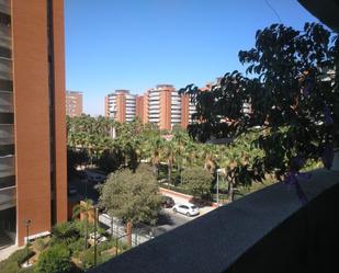 Vista exterior de Pis en venda en  Sevilla Capital amb Aire condicionat i Piscina